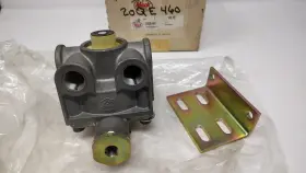 20qe460 Mack Relay Valve Air Control R14 Horizontal Genuine Oem New